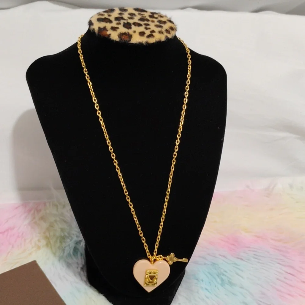 LOUIS VUITTON
Authentic Louis Vuitton
Resin 'Lock Me' Heart Pendant Necklace - Picture 3 of 16